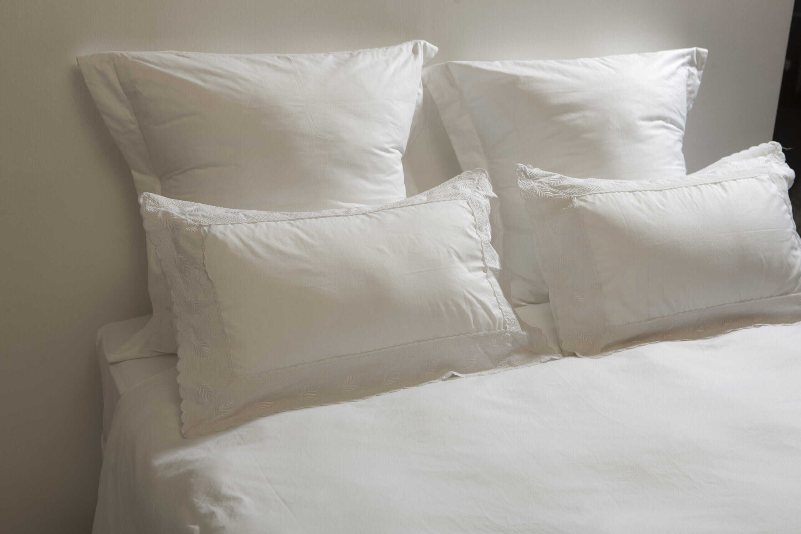 500TC Timeless Egyptian Collection Duvet Set with Classic Victorian Lace Edging - Image 2